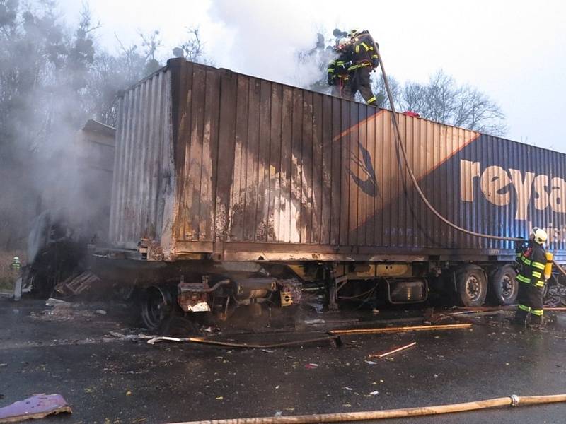 Hořící kamiony na dálnici D2.