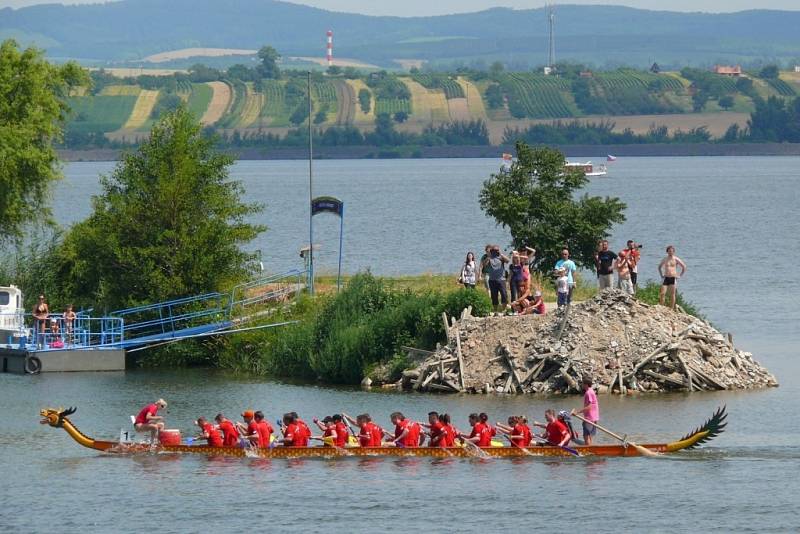 Při letošním Pálavském festivalu dračích lodí se pod Pavlovem sešlo opět po roce na 1500 dragonů. V kempu se během závodů bavili různě. Nechybělo občerstvení, živá i reprodukovaná hudba nebo různé vůdní radovánky.