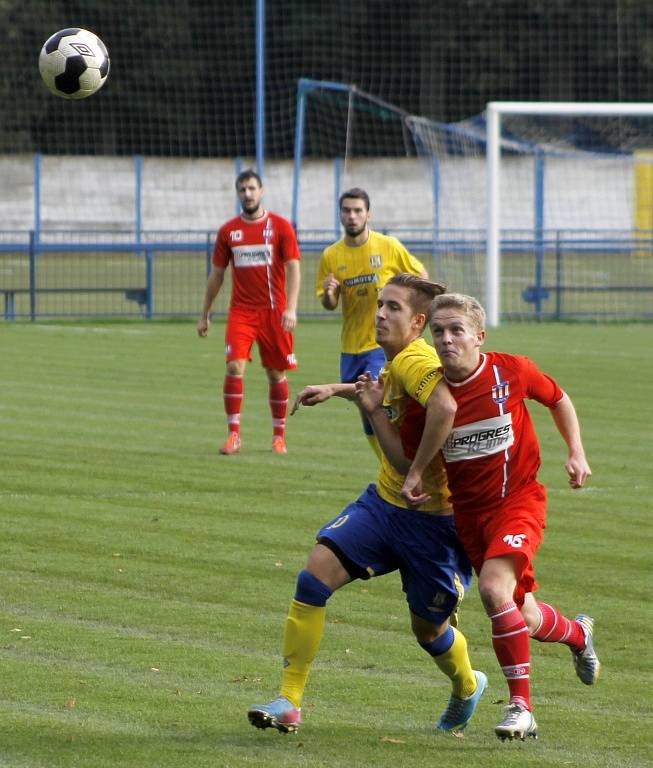 Fotbalisté Břeclavi (ve žlutém) mohli být rádi za bod s nováčkem Líšně.