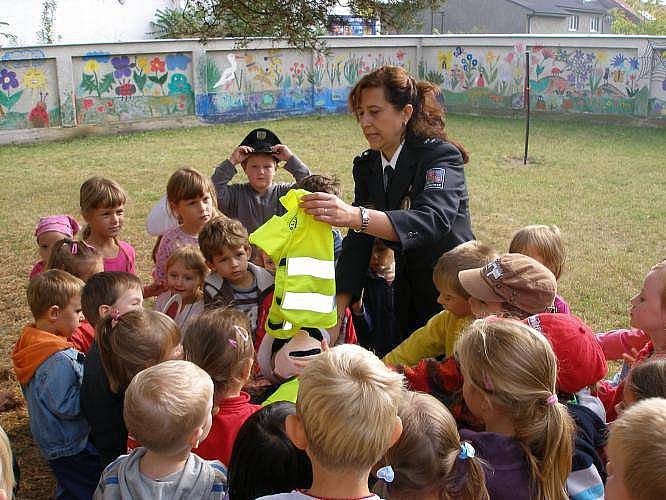 Břeclavská policie uspočářadala ve středu 21. září 2011 pro děti z mateřské školy v břeclavské ulici Slovácká besedu zaměřenou na bezpečnost v dopravě.