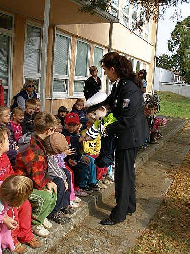 Břeclavská policie uspočářadala ve středu 21. září 2011 pro děti z mateřské školy v břeclavské ulici Slovácká besedu zaměřenou na bezpečnost v dopravě.