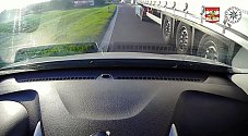 Řidič kamionu u Valtic tlačil osobní auto ke krajnici.