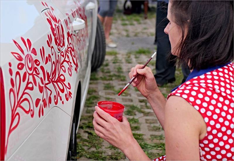 Nadační fond Moravská krása připravil v poštorenské Havlíčkově vile zajímavou podívanou. Malířka Lenka Jurečková ozdobila auto ornamenty z Podluží. Ve vile pak sochařka Jana Galaxie Brisudová slavnostně ukončila výstavu i svých děl.