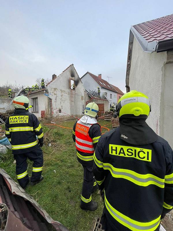 K požáru rodinného domu v Zaječí vyjíždělo pět jednotek hasičů v pátek krátce po páté hodině ráno.