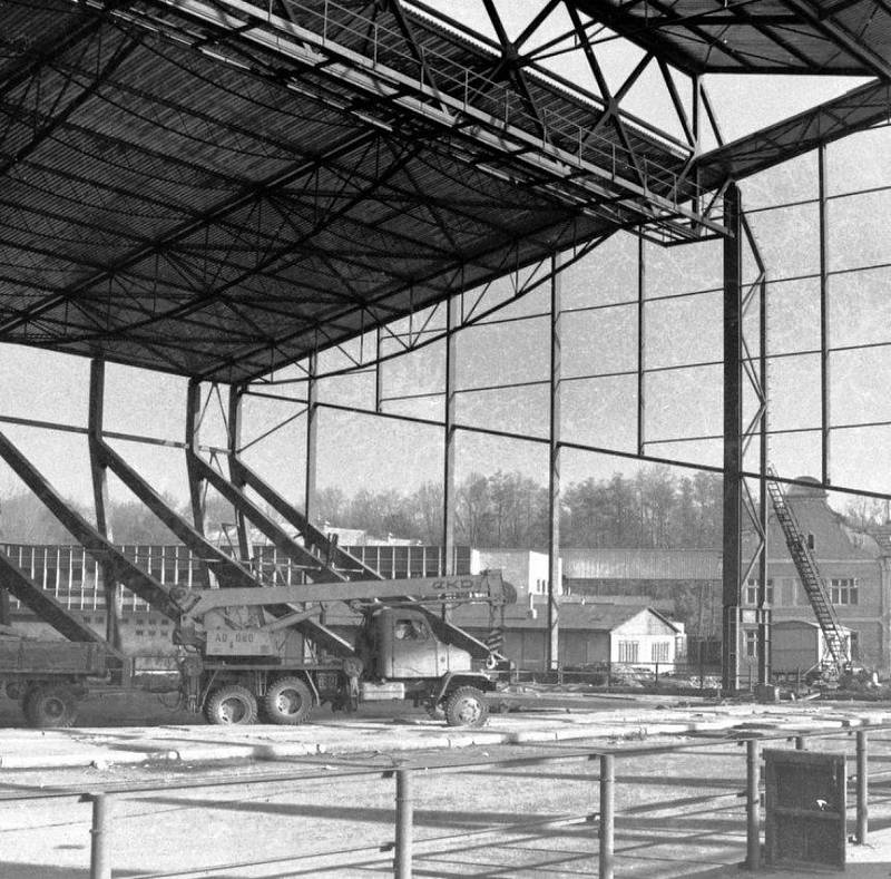 Výstavba zimního stadionu, v pozadí pivovar.