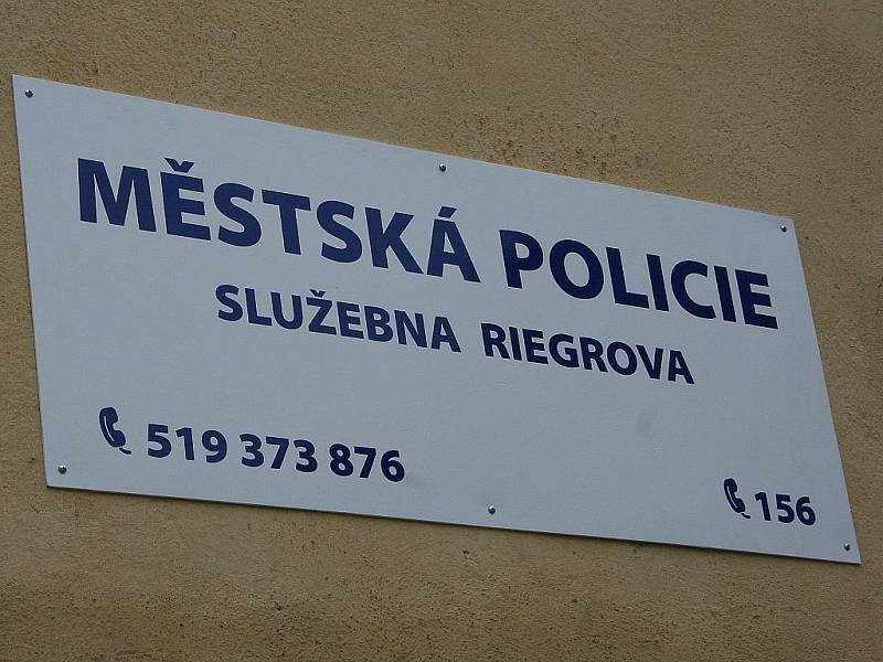 Vyřešit přetrvávající problémy s nepřizpůsobivými obyvateli Riegrovy ulice v Břeclavi se rozhodla tamní radnice nejrychlejším možným řešením. A to tak, že zřídila přímo ve dvoře jednoho z obytných domů služebnu městské policie. Strážníci v ní mají zázemí 