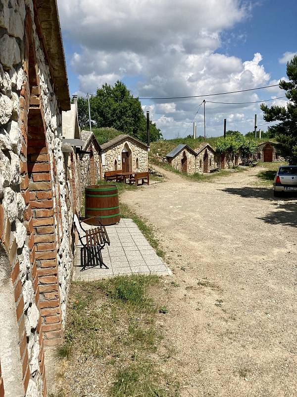 Při letních cestách po jižní Moravě jsme se zastavili také mezi unikátními sklepy ve Vrbici.