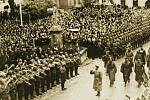 Adolf Hitler přijel v roce 1938 do Mikulova, jehož tehdejší obyvatelstvo bylo převážně německé (výřez z originálního snímku).