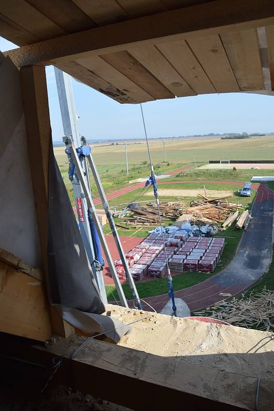 Do budovy neoveské základní školy již při dešti nezateče. Dřevěné krovy včetně velkorysých prostor pro učebny v půdní vestavbě jsou hotové.