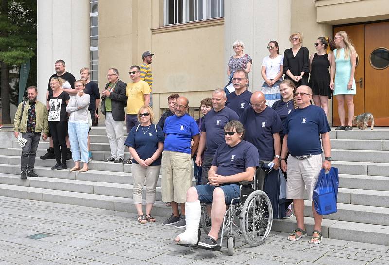 Boleradičtí ochotníci se museli popasovat se zlomeninou kotníku principála Zbyňka Hádera.