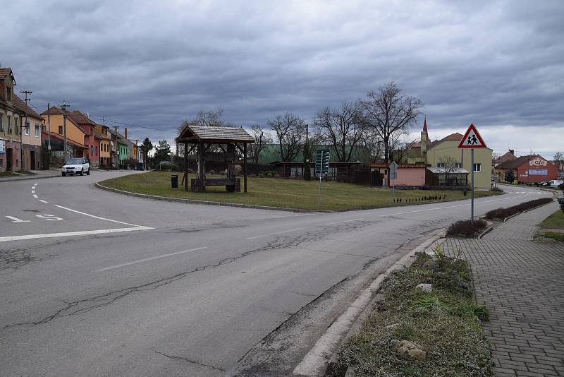 Křižovatka nedaleko sokolovny, kde se v budoucnu bude nacházet turistické a vinařské informační centrum.