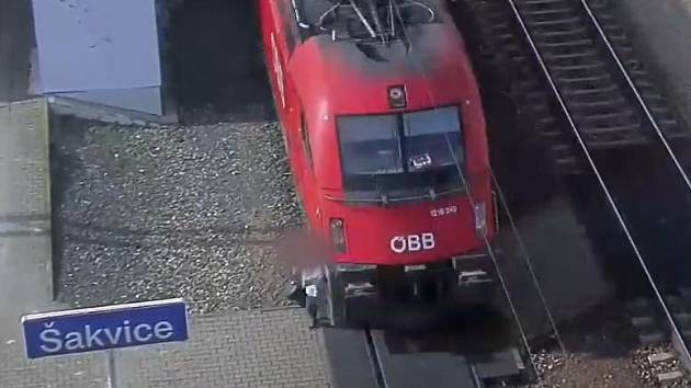 Devětačtyřicetiletou ženu nedávno srazil mezinárodní expres v rychlosti 160 kilometrů v hodině na nádraží v Šakvicích na Břeclavsku.