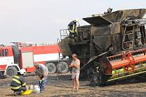 U Staroviček hořel kombajn a desítky hektarů pšeničného pole. Byl vyhlášen druhý stupeň požárního poplachu.