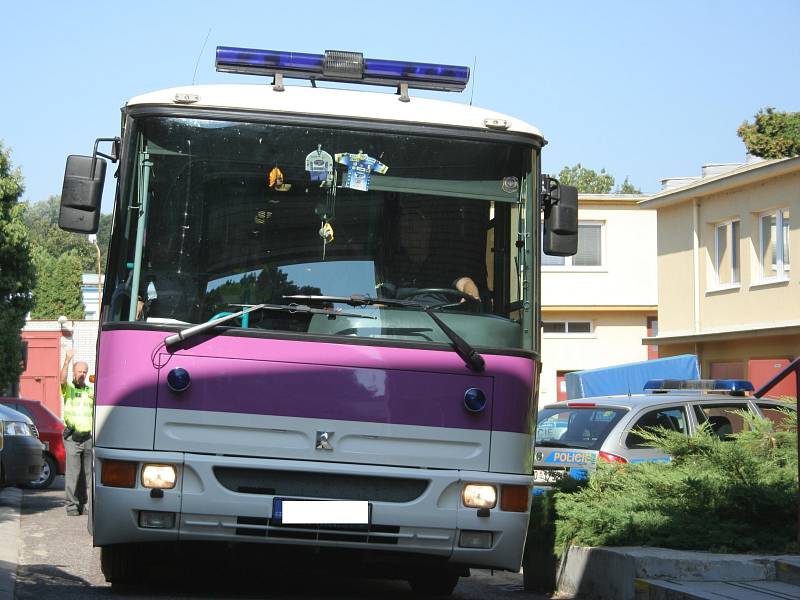 Z břeclavské policejní stanice vyvezl běžence autobus.