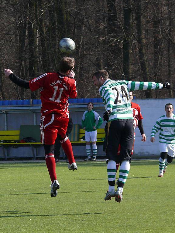 Bořetice  (v pruhovaném) v zimním turnaji zdolaly Velké Pavlovice 3:1