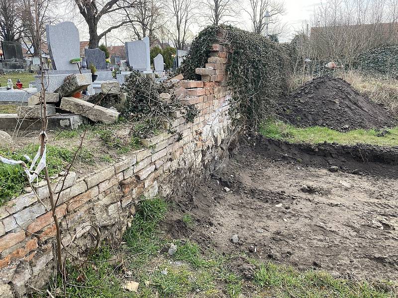 Hřbitov v Březí se dočká nové zdi za půl milionu.