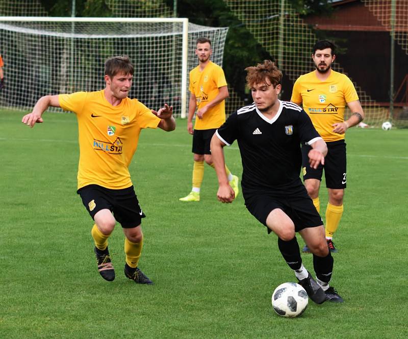 Fotbalisté Krumvíře (ve žlutých dresech) porazili v přípravě divizní MSK Břeclav 2:1.