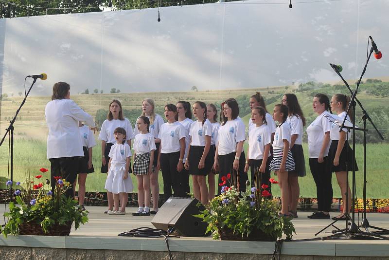 Tradiční folklorní festival Kraj beze stínu.