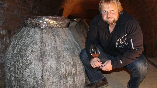 V Lednici na Břeclavsku vinaři představili Kvevri klub. Budou vyrábět vína starým postupem ve speciálních kvevri nádobách. Jeden ze zakladatelů Tomáš Vican jich má ve svém sklepě v Bulharech jedenáct.