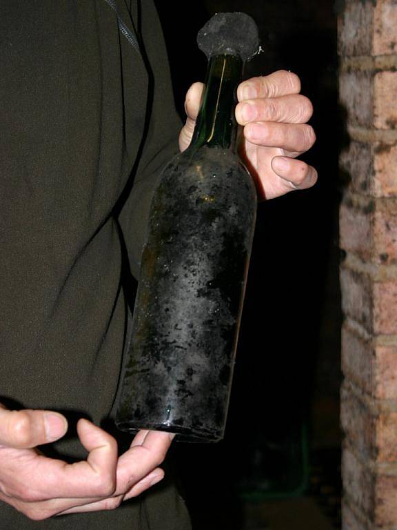 Nejstarší láhev vína v republice vlastní majitel velkopavlovického vinařství Baloun Radomil Baloun.D