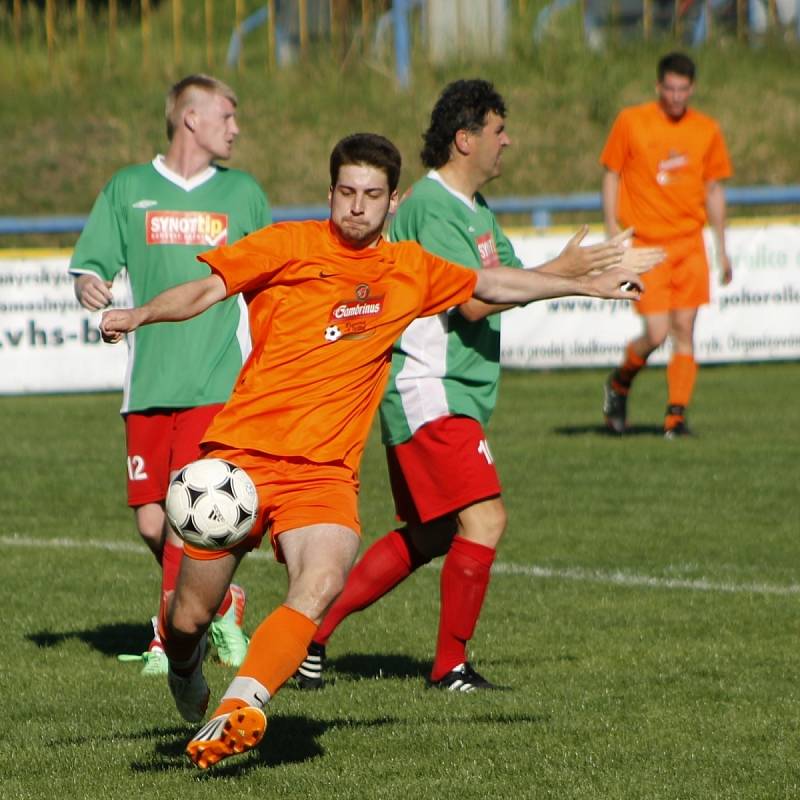 Hlohovec (v zeleném) podlehl v okresním derby Charvátské Nové Vsi vysoko 1:5.