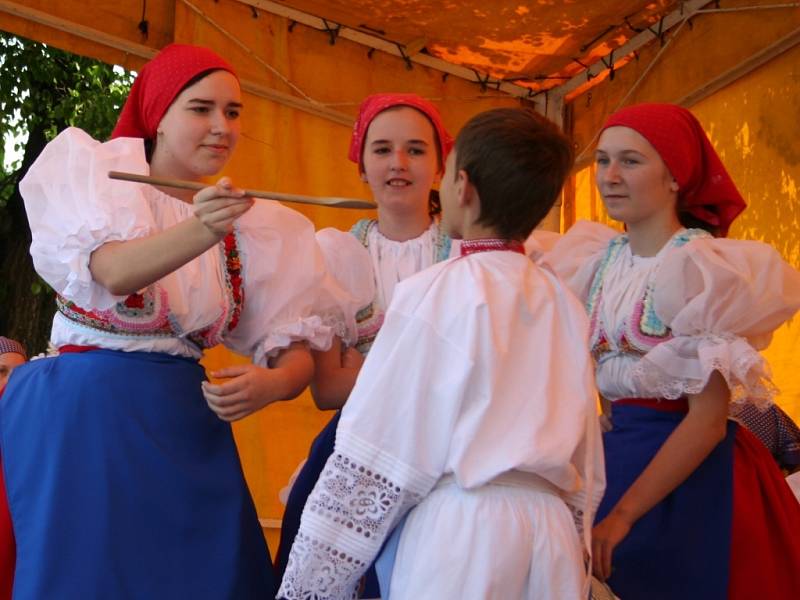 První máj přivítali v Moravské Nové Vsi tradičním Dnem lidových řemesel. Stovky návštěvníků od rána obdivovaly ve stáncích umění šikovných řemeslníků. 