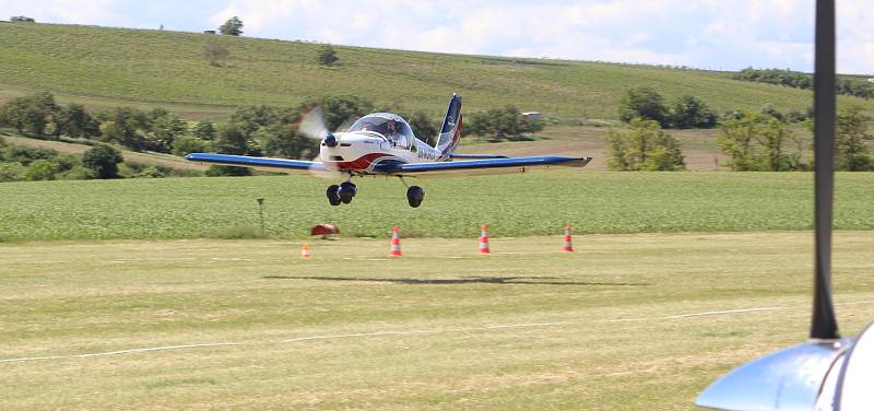 Letiště v Bořeticích patřilo o poslední květnové sobotě soutěži pilotů a navigátorů velmi lehkých letadel.