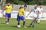 Fotbalisté Lanžhotu (v bílých dresech) prohráli s Velkou Bíteší 0:2