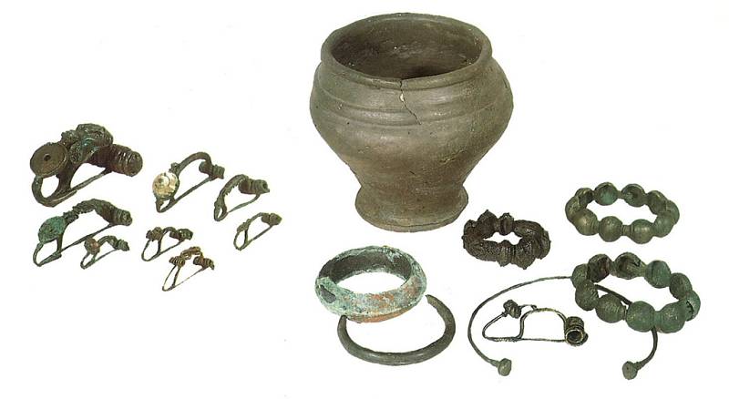Příklady nálezů laténských spon, náramků a náhrdelníků z období kostrových pohřebišť 