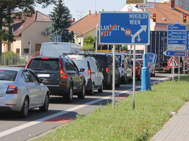 Uzavírka ulic Sovadinova a Na Zahradách způsobuje v centru města dopravní problémy.