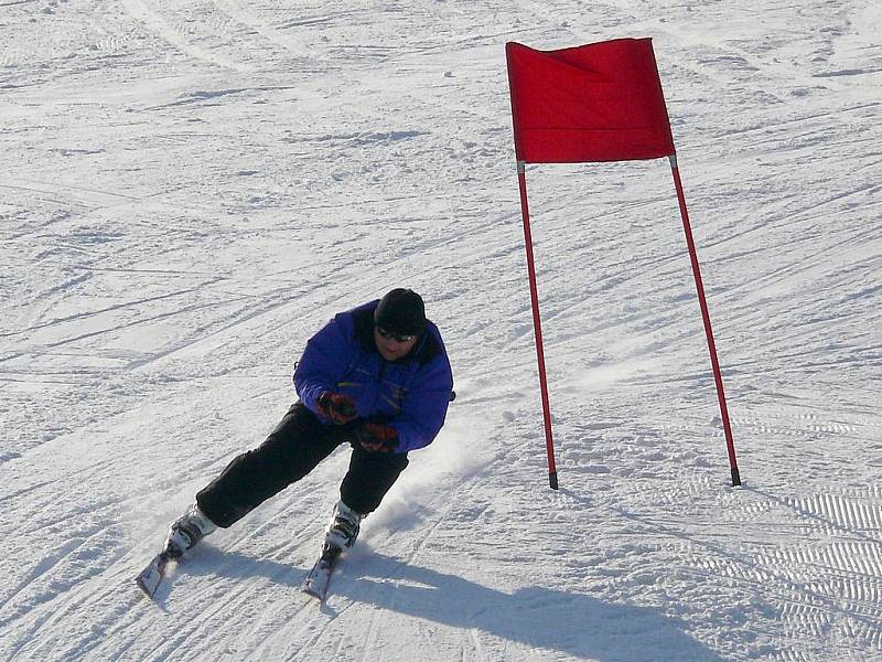 Ideální počasí na svah přilákalo stovky závodících lyžařů.