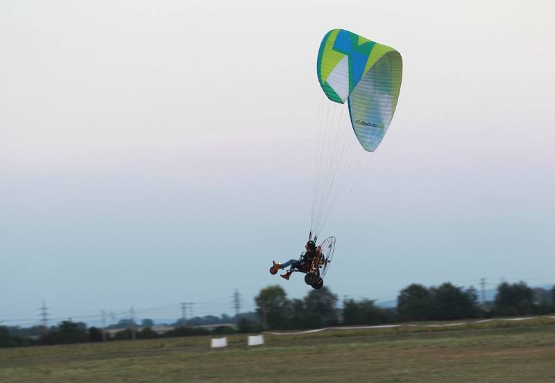 Nebe nad Břeclaví patří od soboty paraglidistům. Na tamním letišti se koná mistrovství Evropy v motorovém paraglidingu.