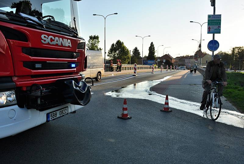 Havárie vodovodního potrubí poškodila zhruba před rokem a půl most přes řeku Jihlavu v Brněnské ulici v Pohořelicích. Foto z doby po havárii.