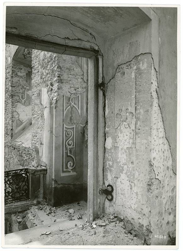 Zbytky původní omítky Nástupního sálu mikulovského zámku, rok 1945.