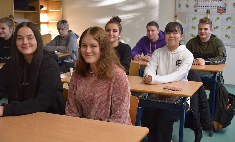 Misaki Tagawa je sedmnáctiletá dívka z Japonska, která na rok přesídlila do České republiky.  Bydlí v Břeclavi a denně dojíždí do Střední vinařské školy do Valtic.