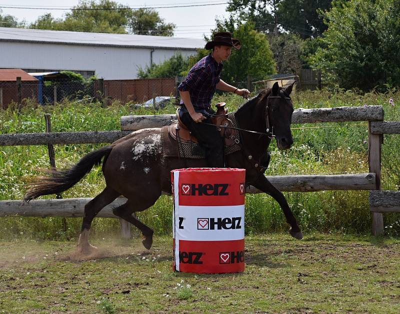 Westernové závody se v sobotu konaly v areálu rodinné farmy Delta Jane v Lanžhotě.