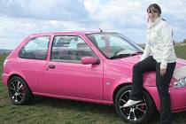Přiznivkyně tuningu Adéla Hrnčářová si upravila auto po svém. Do růžova.