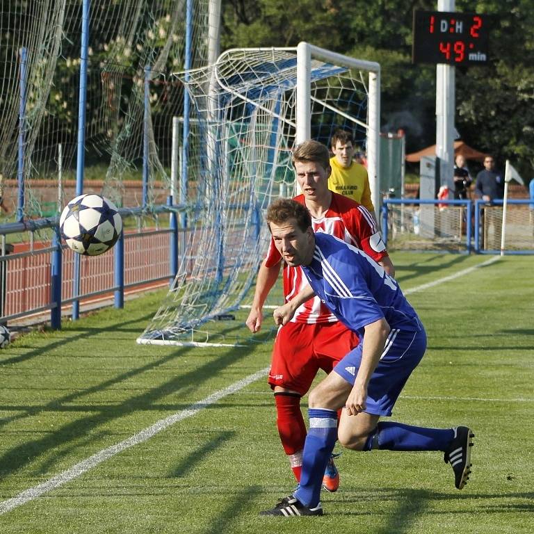 Fotbalisté Lednice (v modrém) na remízu proti Velkým Pavlovicím nedosáhli. 