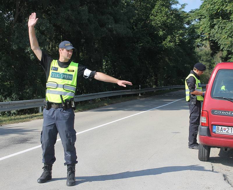 Policisté s vojáky procvičovali v úterý znovuzavedení kontrol na státní hranici se Slovenskem. Stanoviště měli i na silnici druhé třídy mezi Lanžhotem a Brodským. 