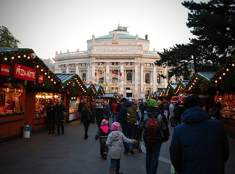 Vídeňské vánoční trhy na radničním náměstí jsou už v polovině listopadu v plném proudu. 