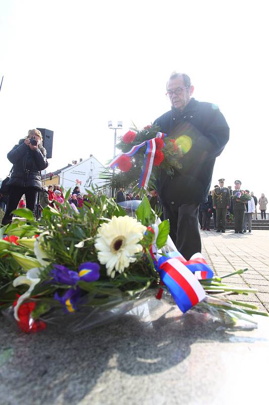 U památníku u žluté školy v Břeclavi si lidé ve středu připomněli 168. výročí od narození Tomáše Garrigue Masaryka.