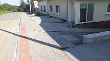 Nové chodníky a parkovací stání v Nikolčicích.
