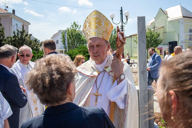 Věřící v Břeclavi vzpoměli svého dlouholetého duchovního správce Josefa Ondráčka. Po slavnostní mši požehnal biskup Pavel Posád pomník před kostelem.