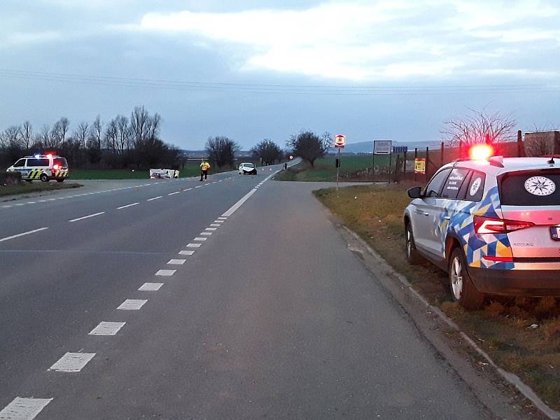 Ve středu kolem půl čtvrté odpoledne zavřela tragická nehoda silnici mezi Hustopečemi a Velkými Němčicemi na Břeclavsku. Zdroj: HZS JMK