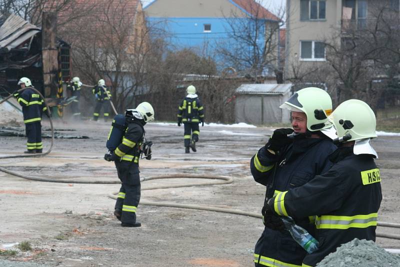 Požár haly v přítluckém zemědělském podniku Zepro zaměstnala na čtyřicet hasičů. 