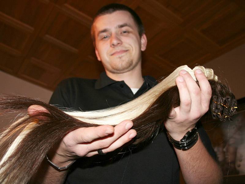 Tomáš Bzirský z Břeclavi prodává lidské vlasy.