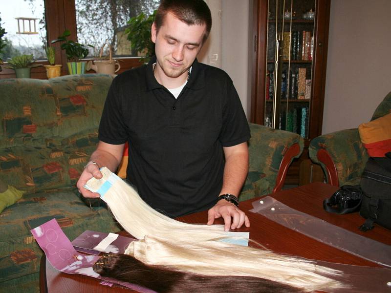 Tomáš Bzirský z Břeclavi prodává lidské vlasy.