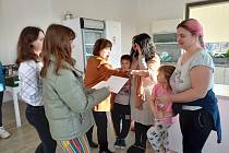 Studenti gymnázia v Hustopečích zorganizovali sbírku, podpořili rodinu z Ukrajiny.
