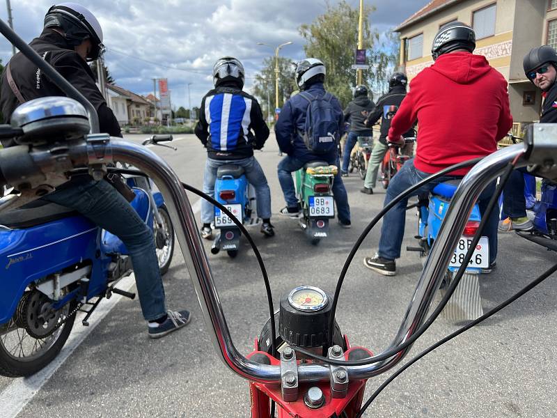 Motorkáři vyrazlii z Velkých Bílovic na šestou Cestu časem.