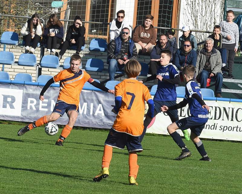 Starší žáci Lednice (v oranžovém) podlehli 0:1 Břeclavi.